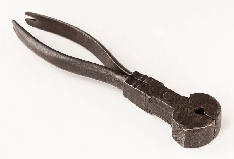 17Th Century Decorated Iron Pliers & Hammer - 50722 1