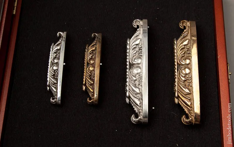 Rare Stunning! Comprehensive Set Of 2010 Pntc Best In The West Favor Levels In Lovely Wooden Display Case -- 68779U 1